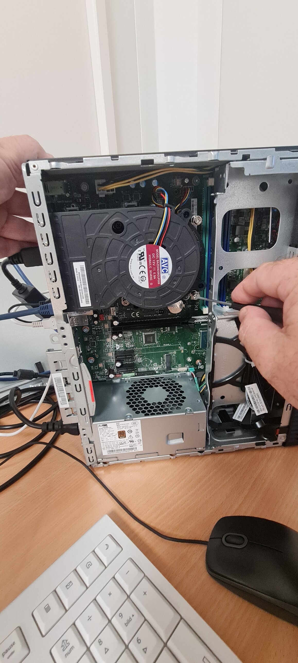 Geöffneter Desktop-PC wird auf einem Schreibtisch repariert