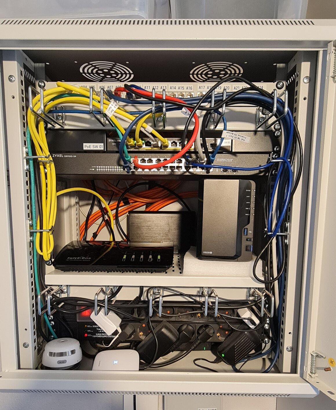 WLAN-Router mit leuchtenden Status-LEDs